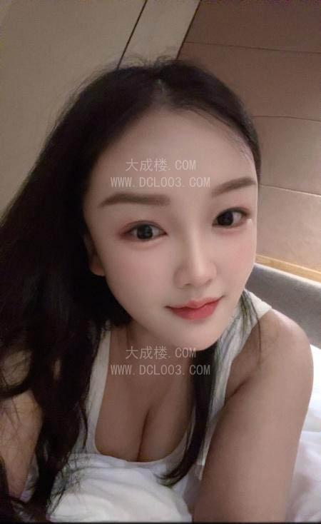白云颜值女友依依