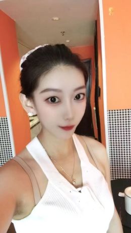 青岛崂山饥渴风骚大白奶嫩妹