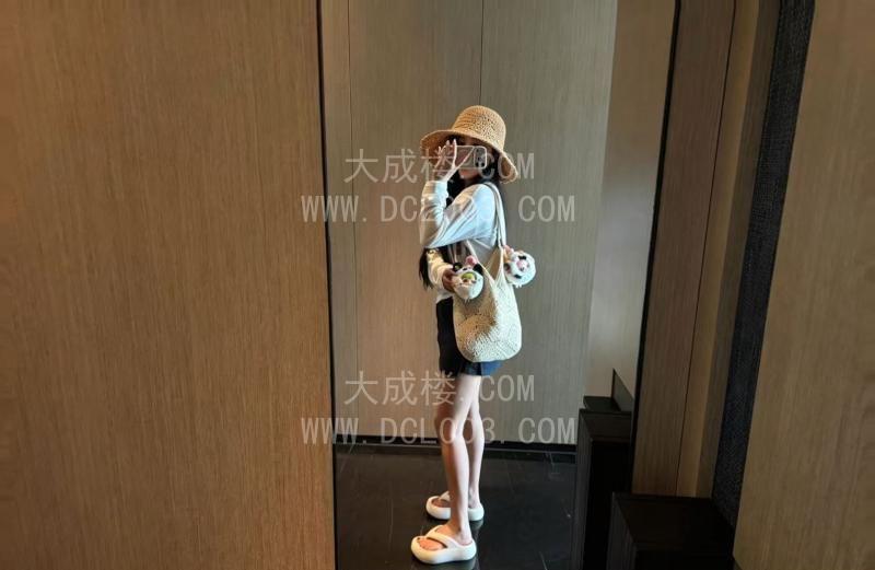 武汉江岸零零后小嫩妹
