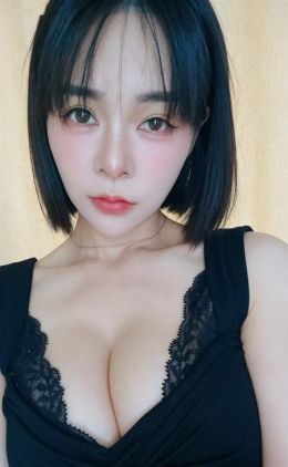 成都东站短发大胸妹妹