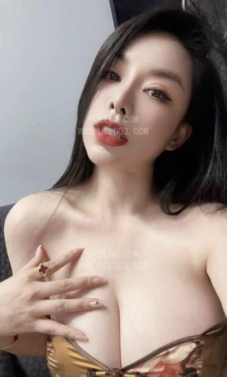 天河性感模特卡丽